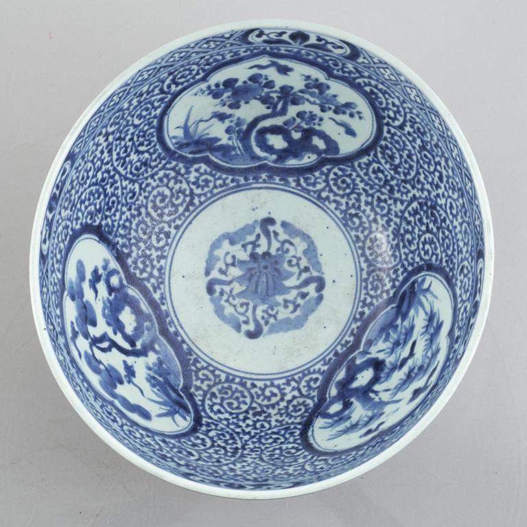 Skålar, två stycken, samt fat, porslin. Japan, Meiji (1898-1912).
