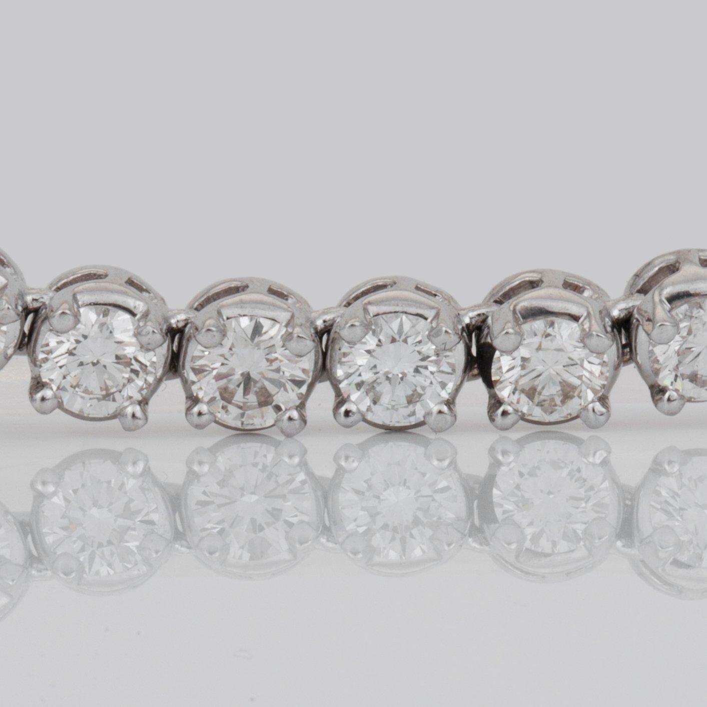 COLLIER med briljantslipade diamanter, ca 12.00 ct totalt.