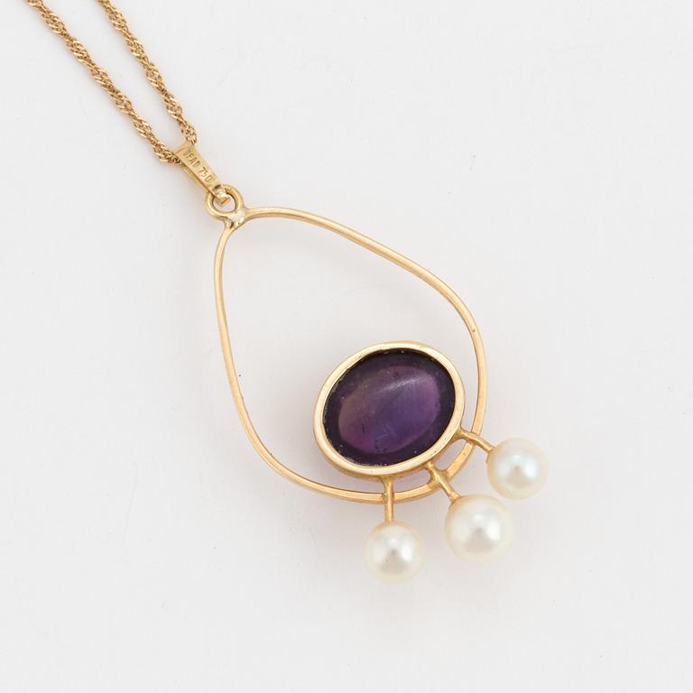 An 18K gold chain and a pendant set with a cabochon-cut amethyst and three cultured pearls.