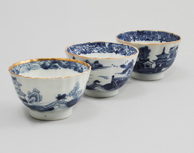 KOPPAR, tre snarlika, porslin, Kina, 1700-tal.