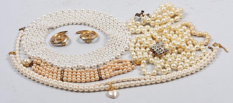 PARTI BIJOUTERIER, ca 15 st, bla Majorica, 1900-talets andra hälft.