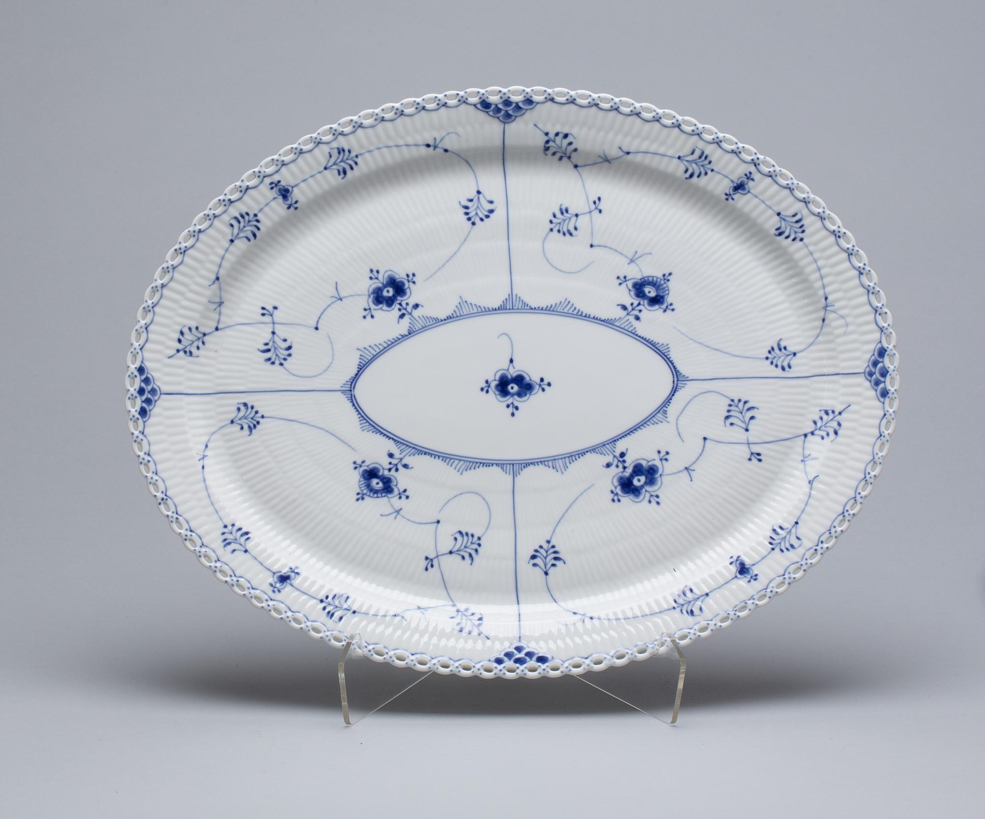 SERVIS, ca 65 delar. Musselmalet. Royal Copenhagen, Danmark.
