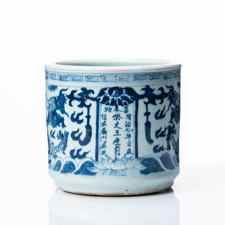 A blue and white brush pot, Qing dynasty, 19th Century.