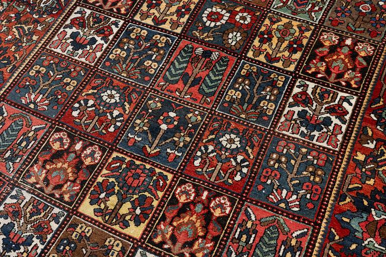 A Chahâr Mahal Bakhtiar carpet, semi-antique, c. 290 x 210 cm.