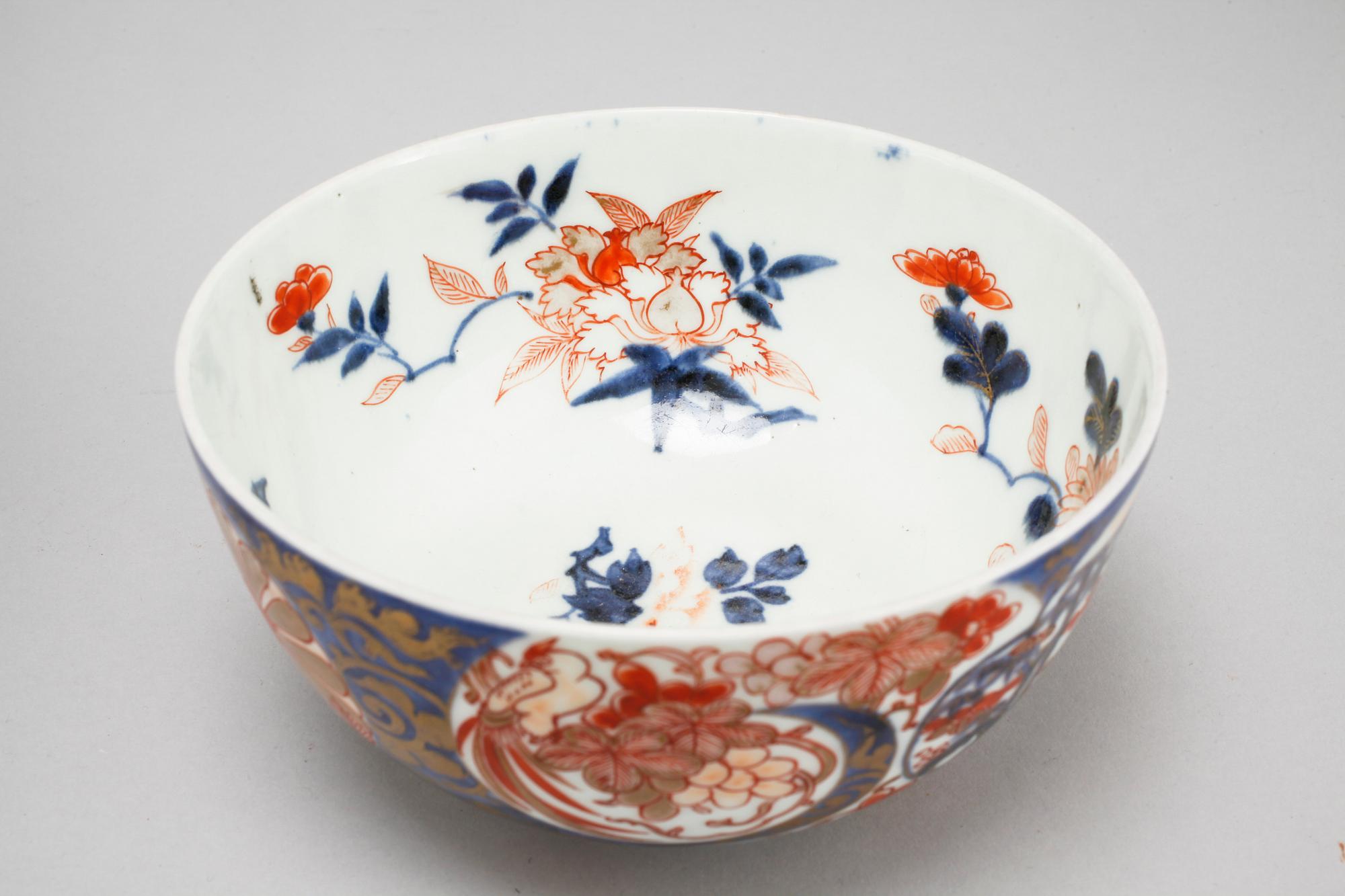 Two porcelian chinese 18th century bowls.