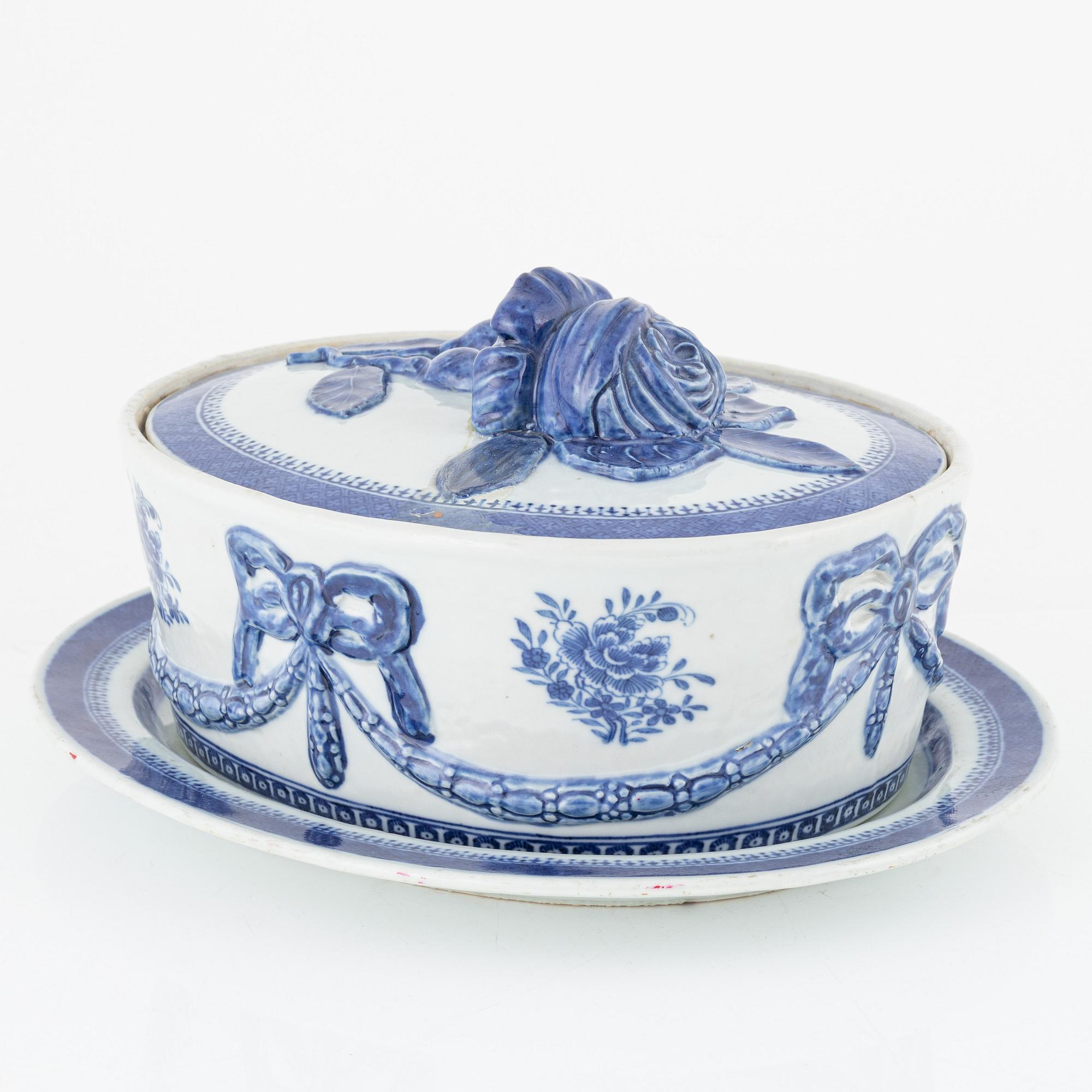 A blue and white oval tureen with cover and stand, Qing dynasty, circa 1800.