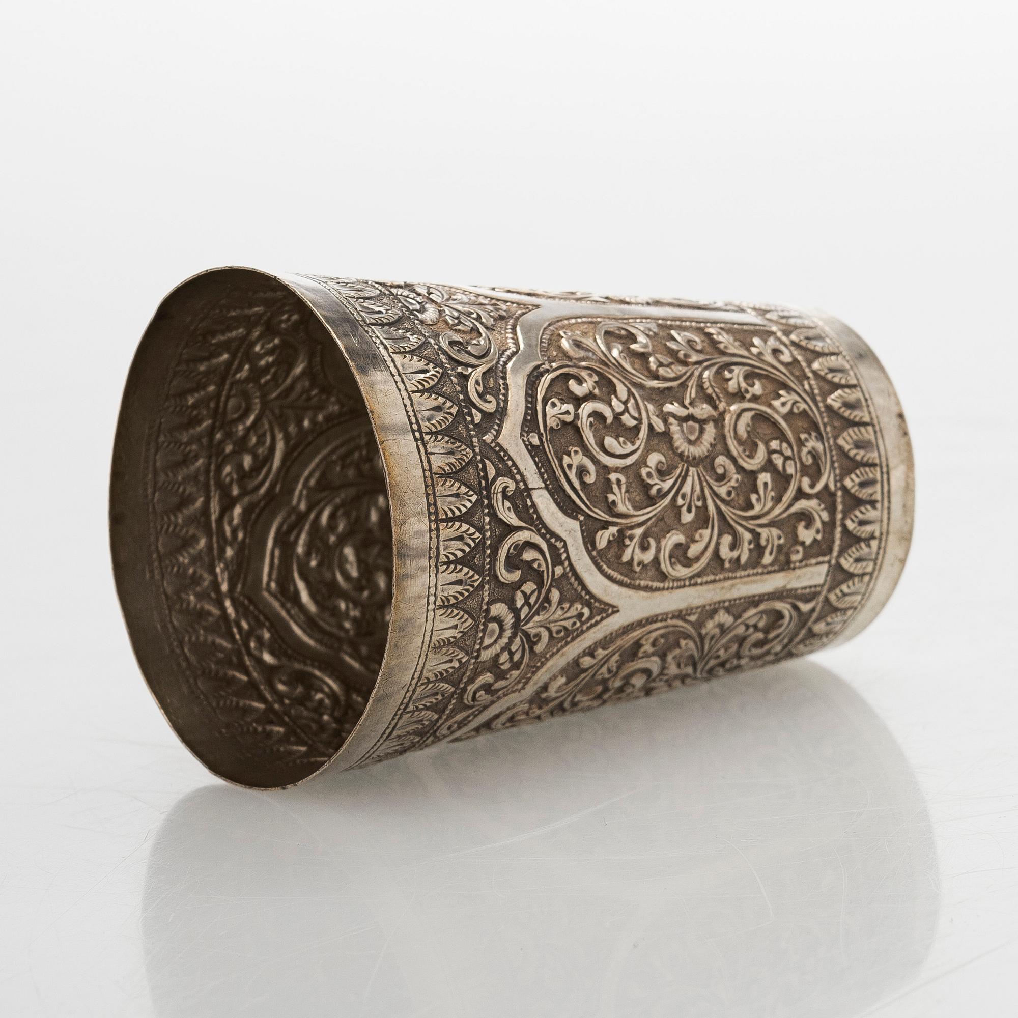 Bägare, silver, sannol. Indien, finska kontrollstämplar Helsingfors 1972.
