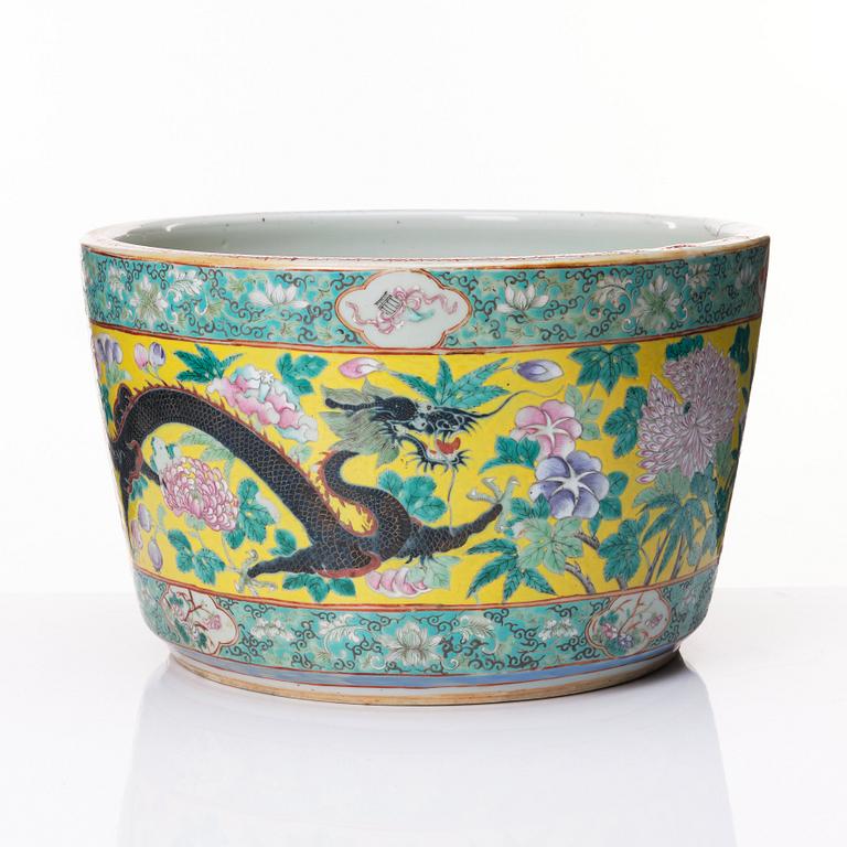 A large enamelled four clawed dragon flower pot, Qing dynasty, circa 1900.