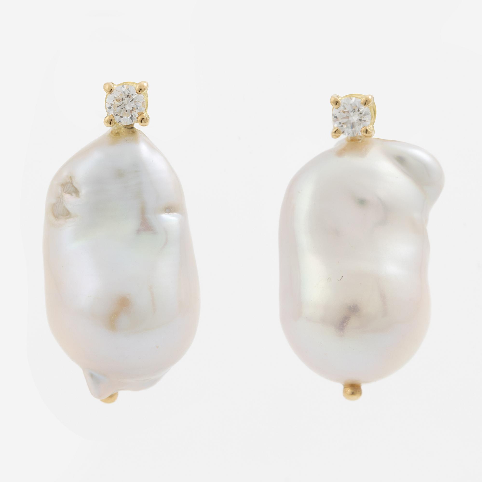 Earrings 18K yellow gold with cultured baroque-shaped freshwater pearls and brilliant-cut diamonds.