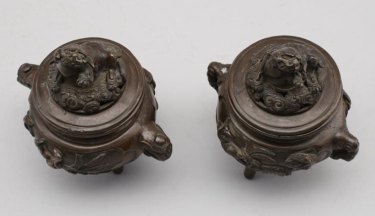 RÖKELSEURNOR, 1 par, brons, Kina, 1900-tal.