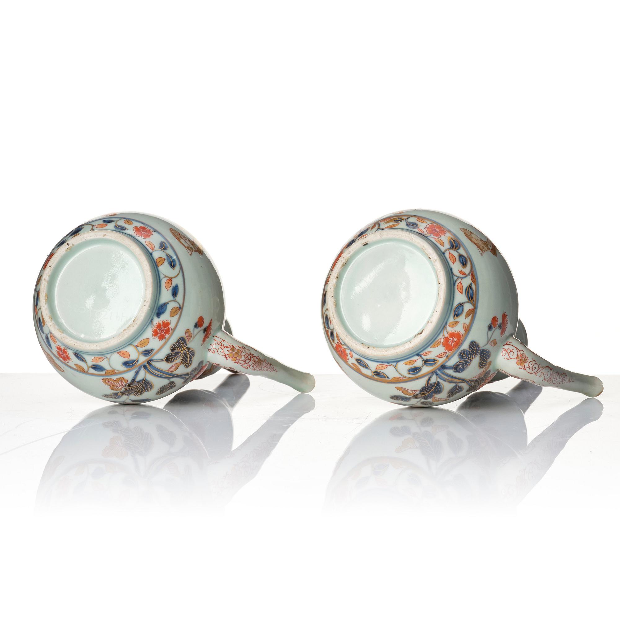 Two Japanese imari wine ewers, Edo period (1666-1868).