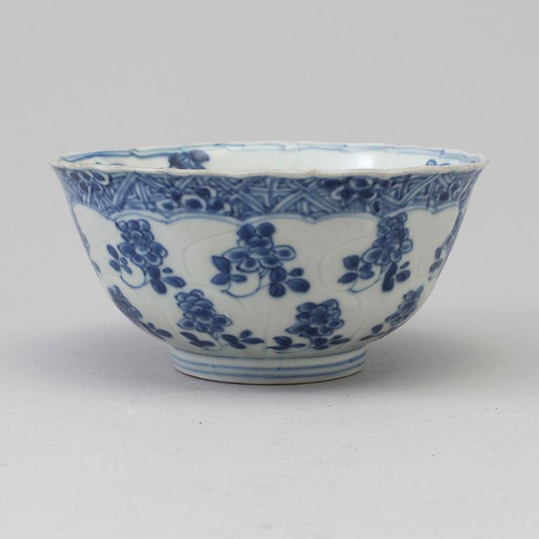 A blue and white bowl, Qing dynasty, Kangxi (1662-1722).