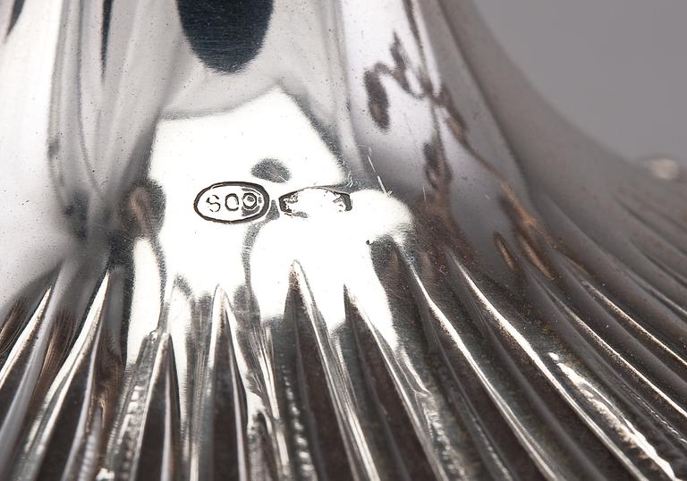A PAIR OF CAHANDALIERS.