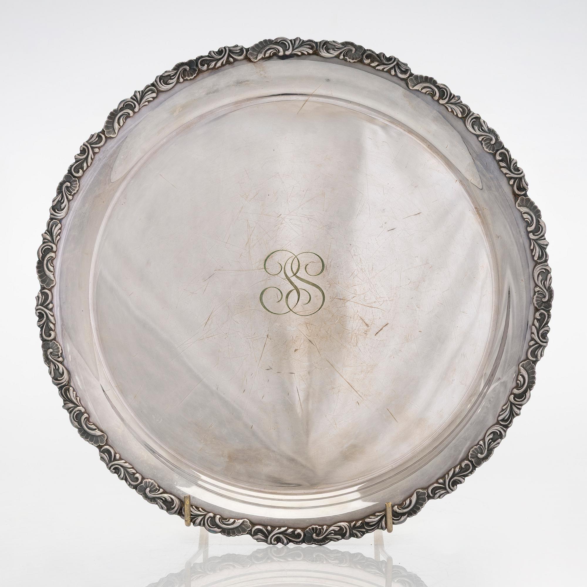 A silver cake server, and a silver platter, silver, J. E. Fagerroos, Helsinki 1874 and Kultakeskus, Hämeenlinna 1956.