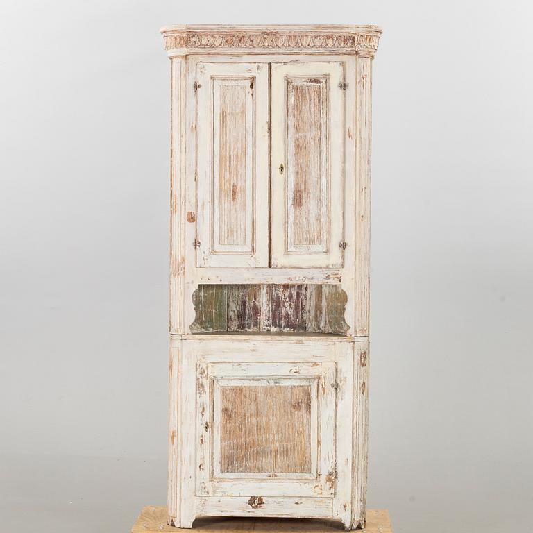 A Swedish painted cornercabinet around 1800.