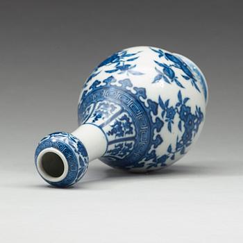 A blue and white 'garlic-head' vase, Qing dynasty, with Qianlongs mark.