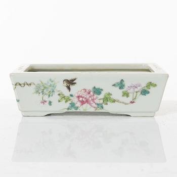 A Chinese famille rose porcelain flower pot and two cups, 20th century.