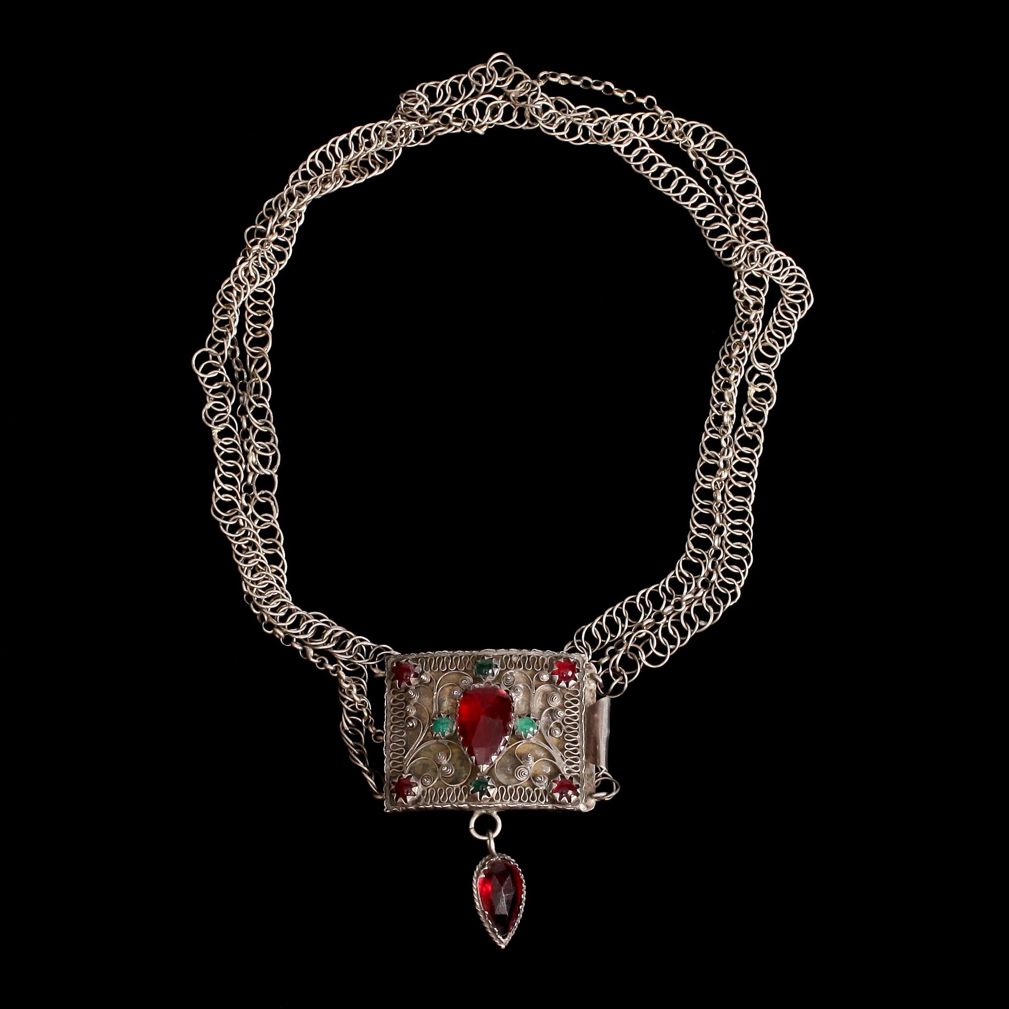 HALSLÅS, silver med filigranarbete samt färgade glasstenar. Lars Bleckberg (verksam 1818-1835), Sölvesborg. Vikt 30 g.