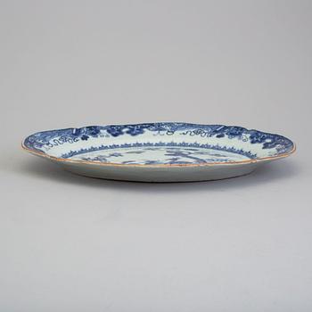 A blue and white export porcelain dish, Qing dynasty, Qianlong (1736-95).