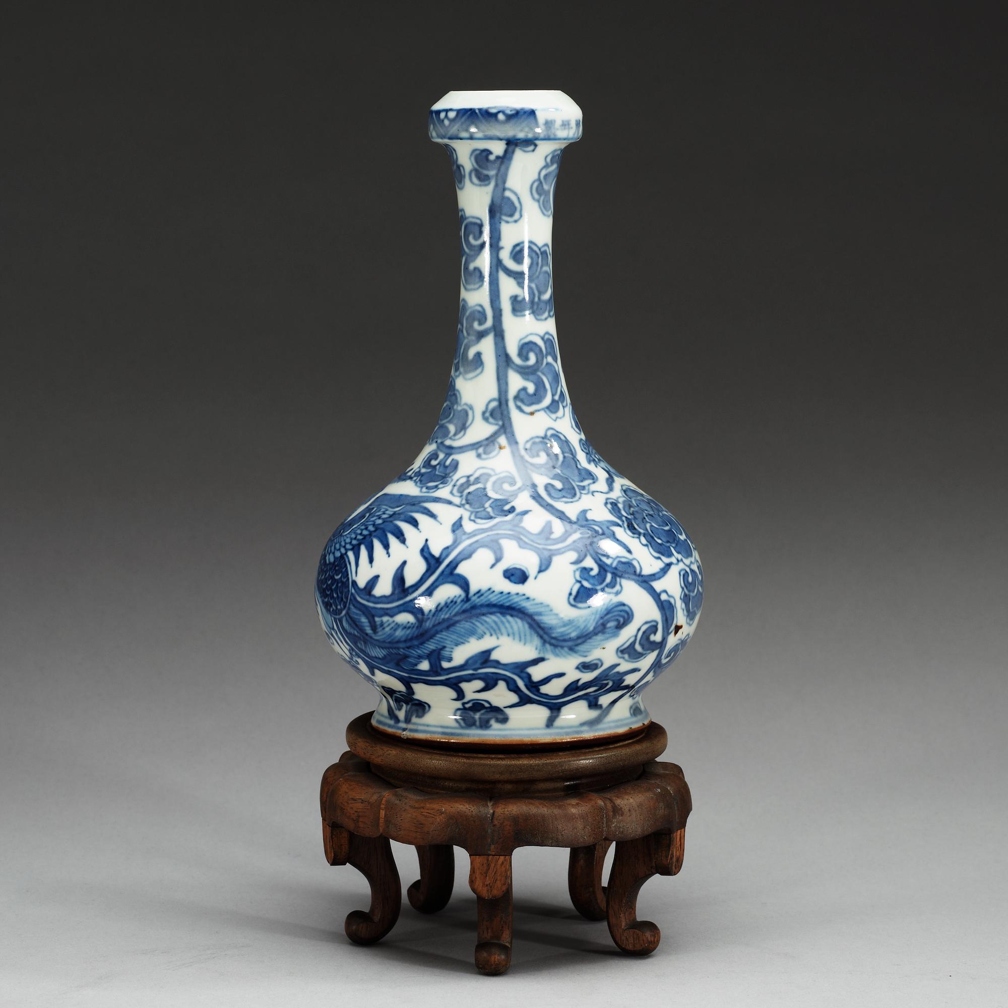 VAS, porslin. Qing dynastin, 1600-tal med Wanlis sex karaktärers märke.