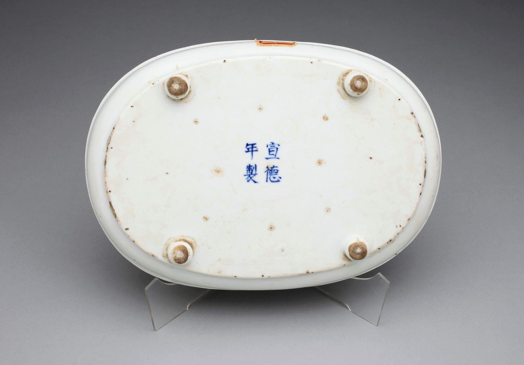 BRICKA på kulfötter, porslin. Kina omkring 1900.