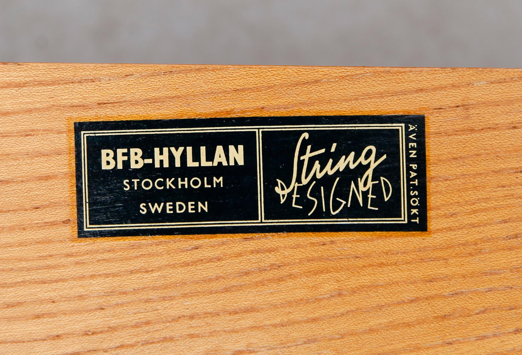 STRINGHYLLA OCH SKÅP, ca 100 delar, 1900-talets andra hälft.