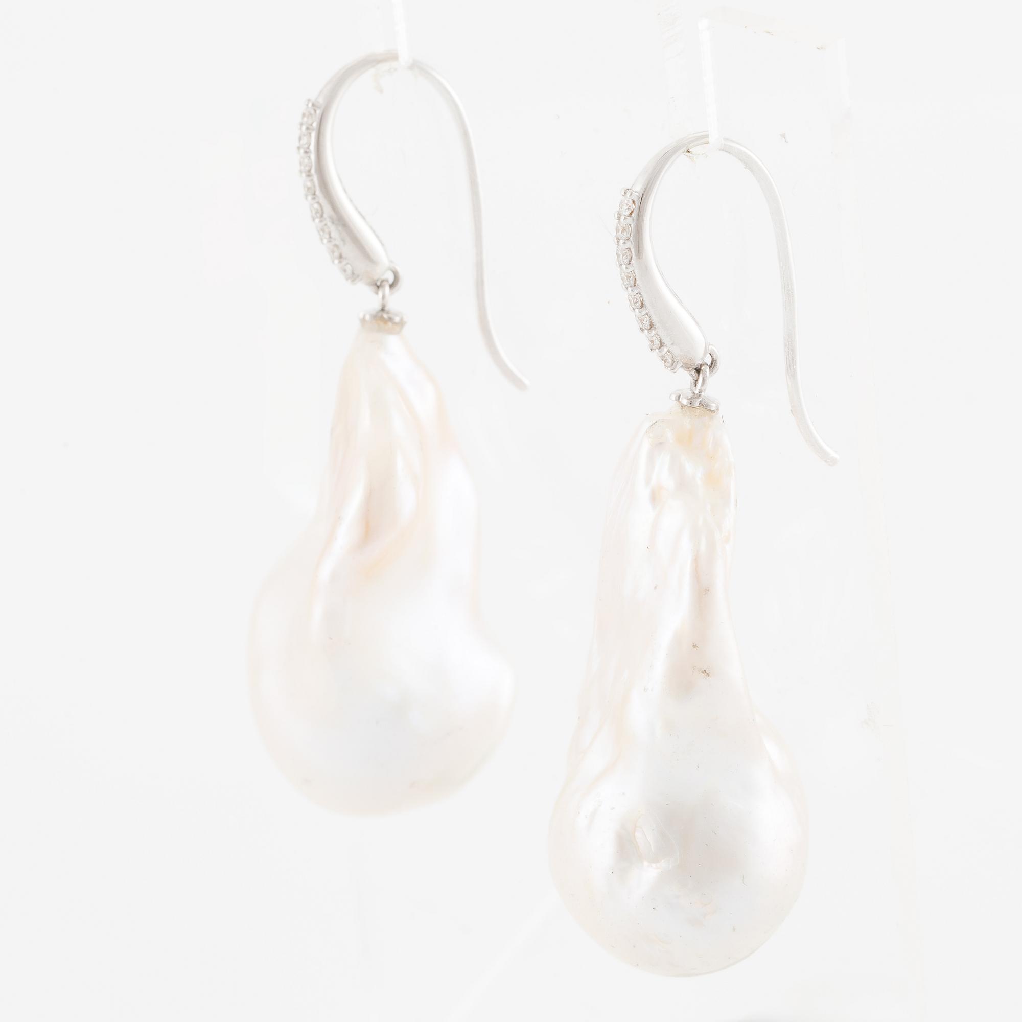 Örhängen 18K vitguld med odlade barocka sötvattenspärlor och briljantslipade diamanter.