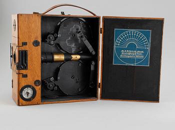 A movie camera, made by Ertel werke in Munich, first half of the 20th century.