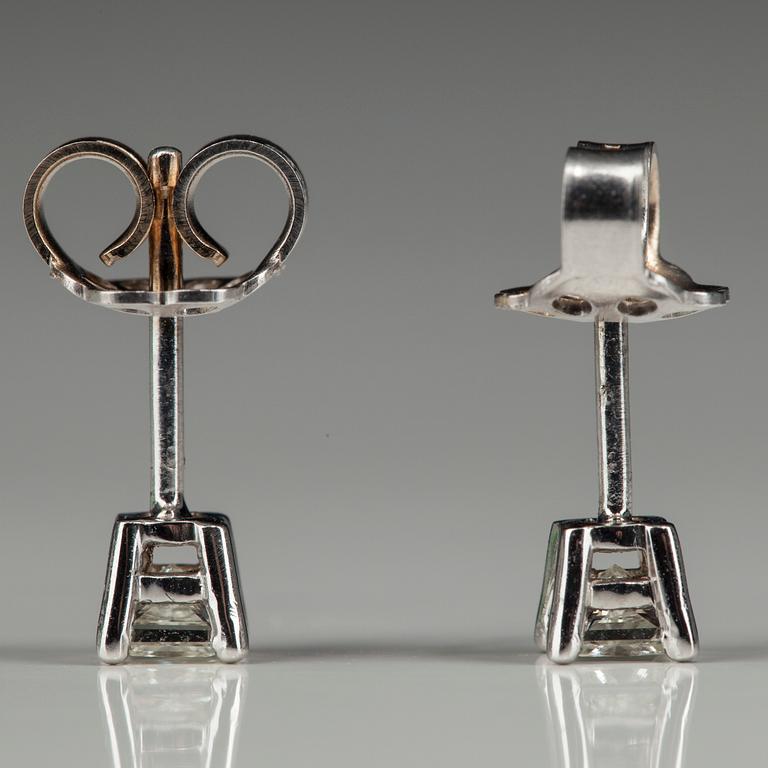ÖRHÄNGEN, vitguld 18K, prinsesslipade diamanter, tot. 0,50 ct. J/VS. Vikt 1,5 g.
