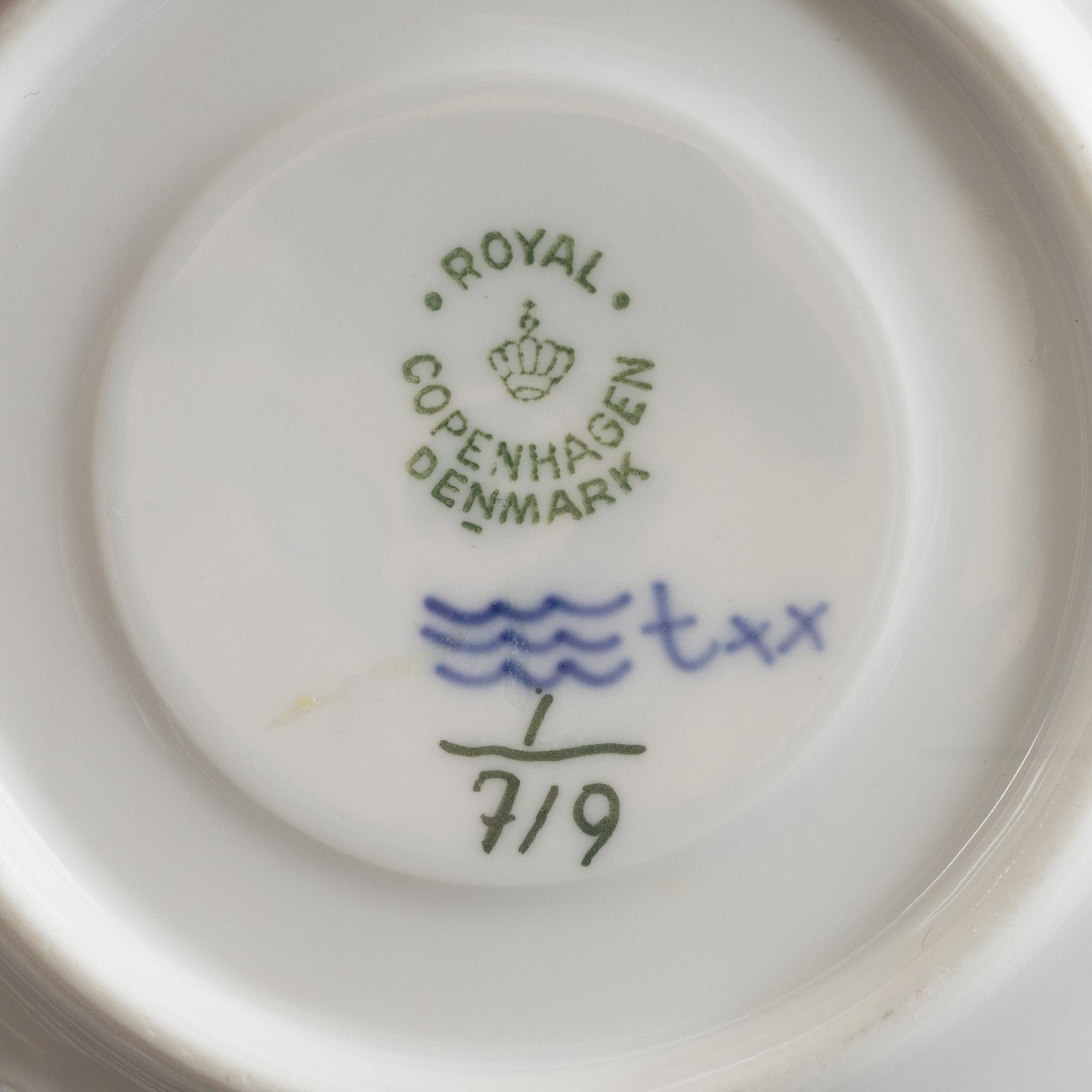 Matservis, 84 delar, porslin, "Musselmalet", Royal Copenhagen, Danmark.