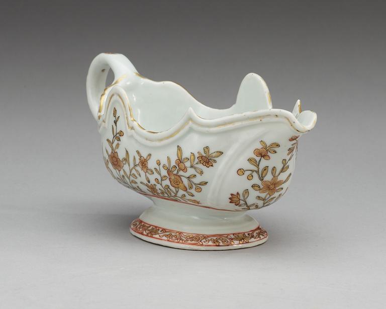 A rouge de fer and gold sauce boat, Qing dynasty, Qianlong (1736-95).