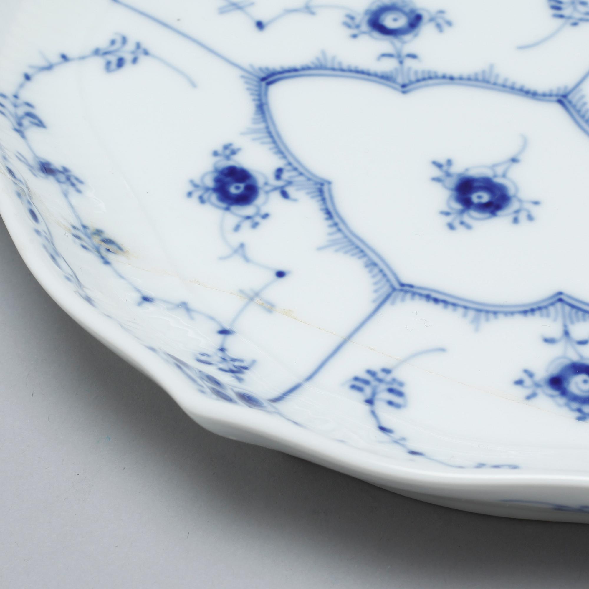 A porcelain tableware set of 92 pcs, "Musselmalet" by Royal Copenhagen, Denmark, second half of the 20th century.