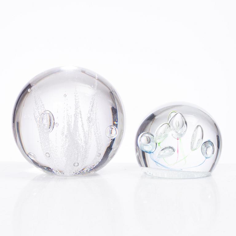 Vicke Lindstrand, Göran Wärff, Caithness of Scotland, five glass paper weights, signed.