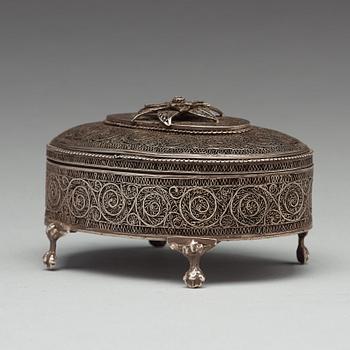 Filigranskrin på fötter, silver, Icke identifierad mästarstämpel, Moskva 1889.