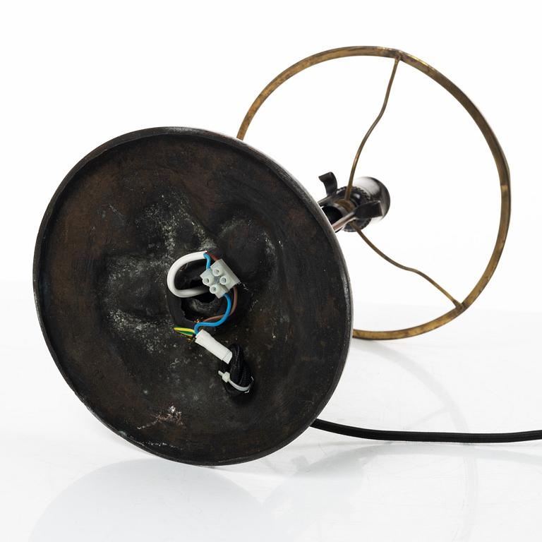 Evard Trulsson, bordslampa, brons med dekor av döskalle i foten, 1900-talets början.
