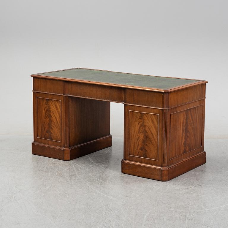 Skrivbord, engelskt, 1900-talets andra hälft, av Charles Barr.