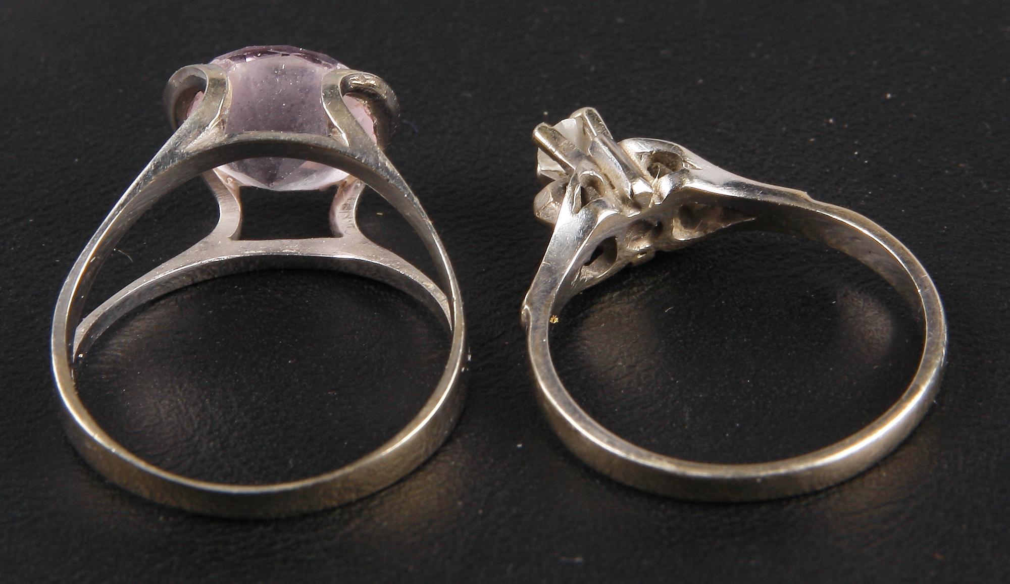 RINGAR, 2 st, vitguld 18K varav en med diamant, totalvikt 6,9.