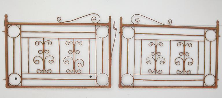 GRINDAR, 1 par, smide, 1900-talets första hälft.