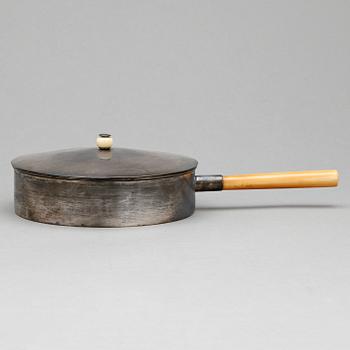 KASTRULL MED LOCK, silver, Kina, 1900-talets början. Total vikt ca 408 g.