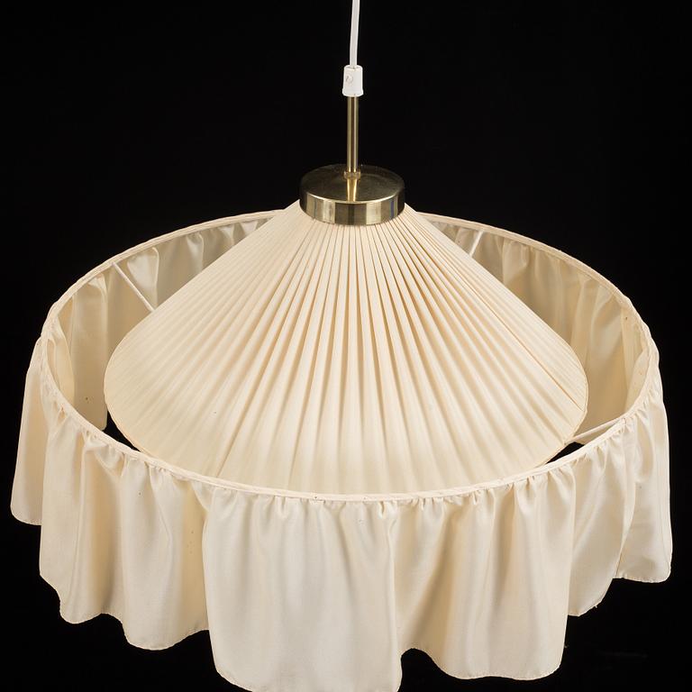 JOSEF FRANK, TAKLAMPA, modell 2560, Firma Svenskt Tenn, 1900-talets andra hälft. Höjd ca 31 cm.