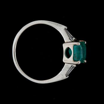 RING, 18k vitguld med smaragdslipad smaragd och små baguettslipade diamanter. Vikt 2g.