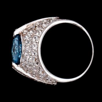 RING, sterlingsilver, blå topas ca 3.00 ct, vita topaser tot ca 3.50 ct.