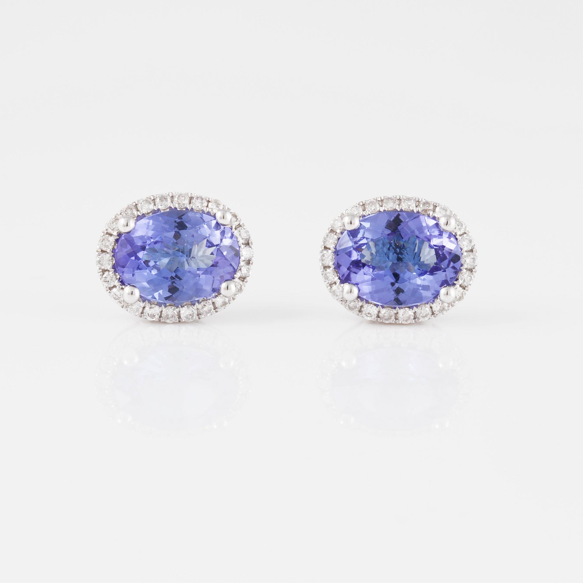 ÖRHÄNGEN,18K vitguld med fasettslipade tanzaniter, ca 2.30 ct och briljantslipade diamanter ca 0.20 ct. Vikt 2,4 gram.