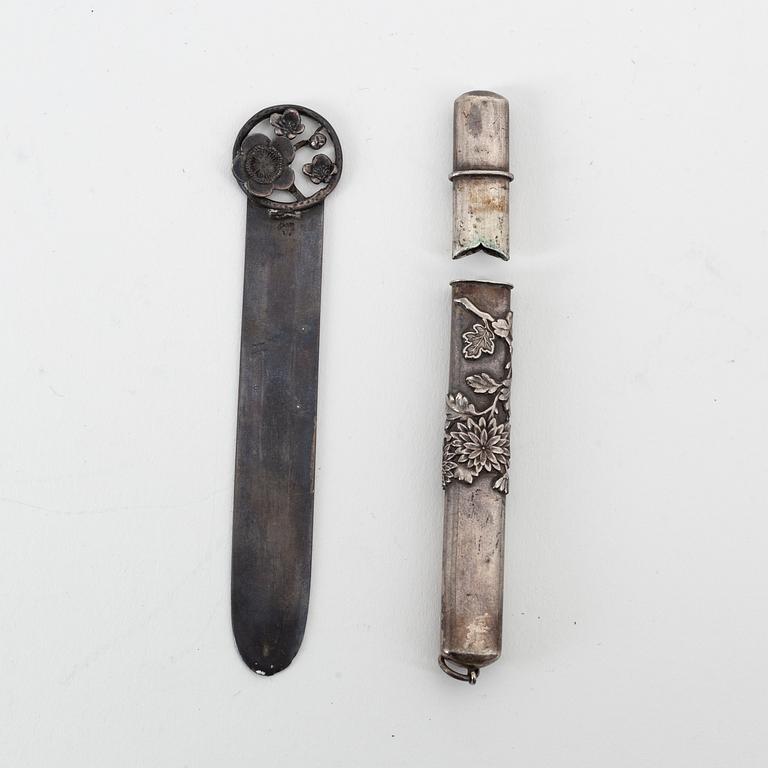 Läppstiftsetuier, två stycken, samt brevkniv och penfodral, silver. Japan, omkring 1900.