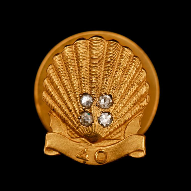 KAVAJKNAPP, 18 k, med 4 små briljanter, 1960. Vikt ca 5 g.