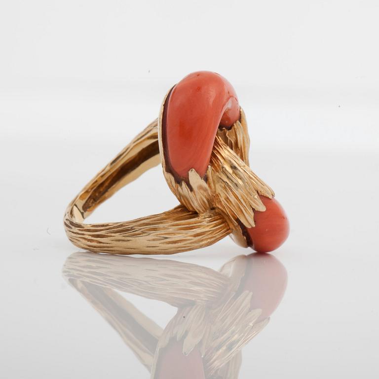 A Kutchinsky ring with carved coral.