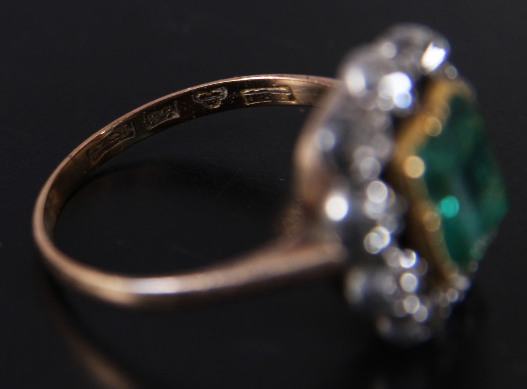 RING, guld 18 K m smaragd o rosenstenar, 1920-tal.