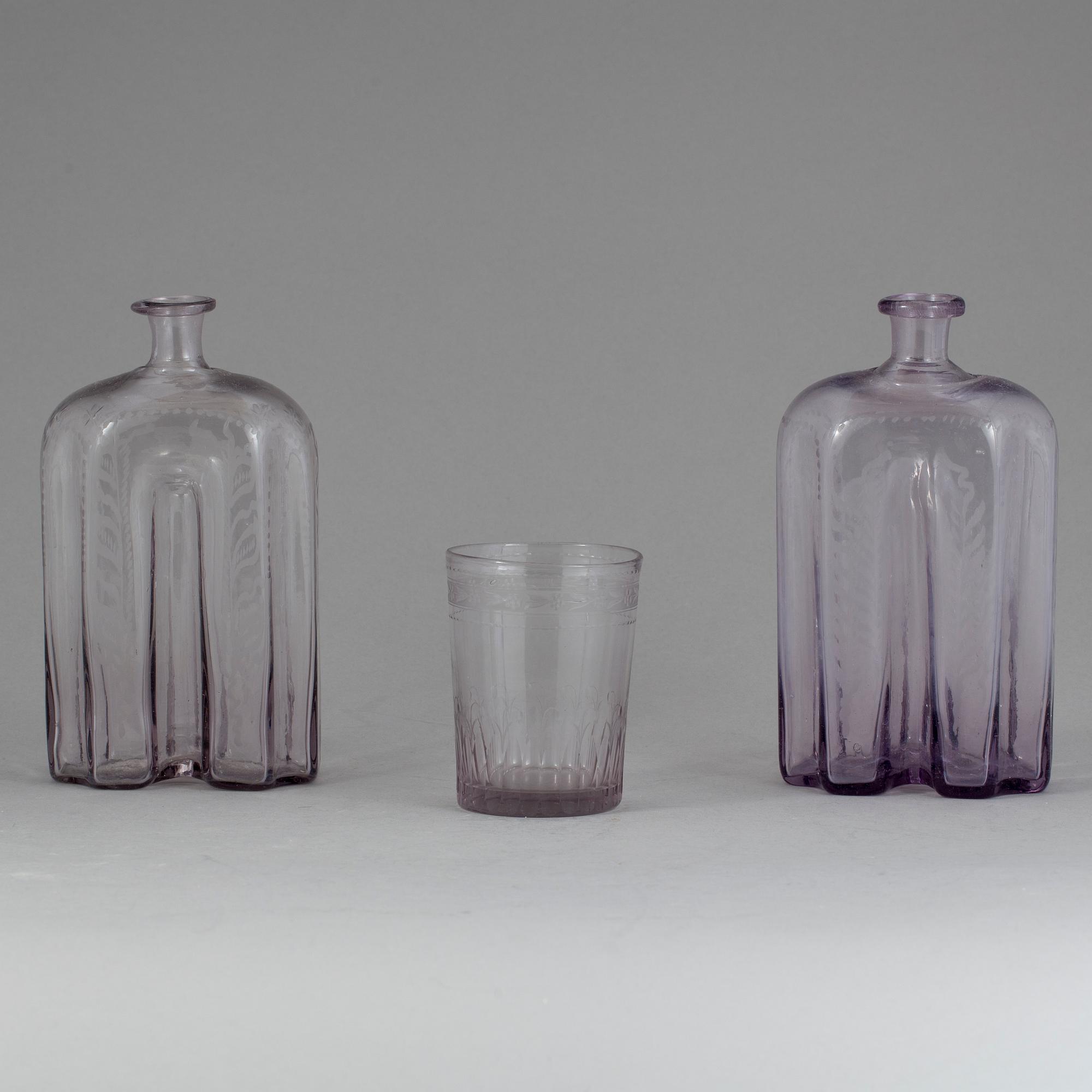 GLAS samt FLASKOR, 2 stycken, glas, 1800-tal.