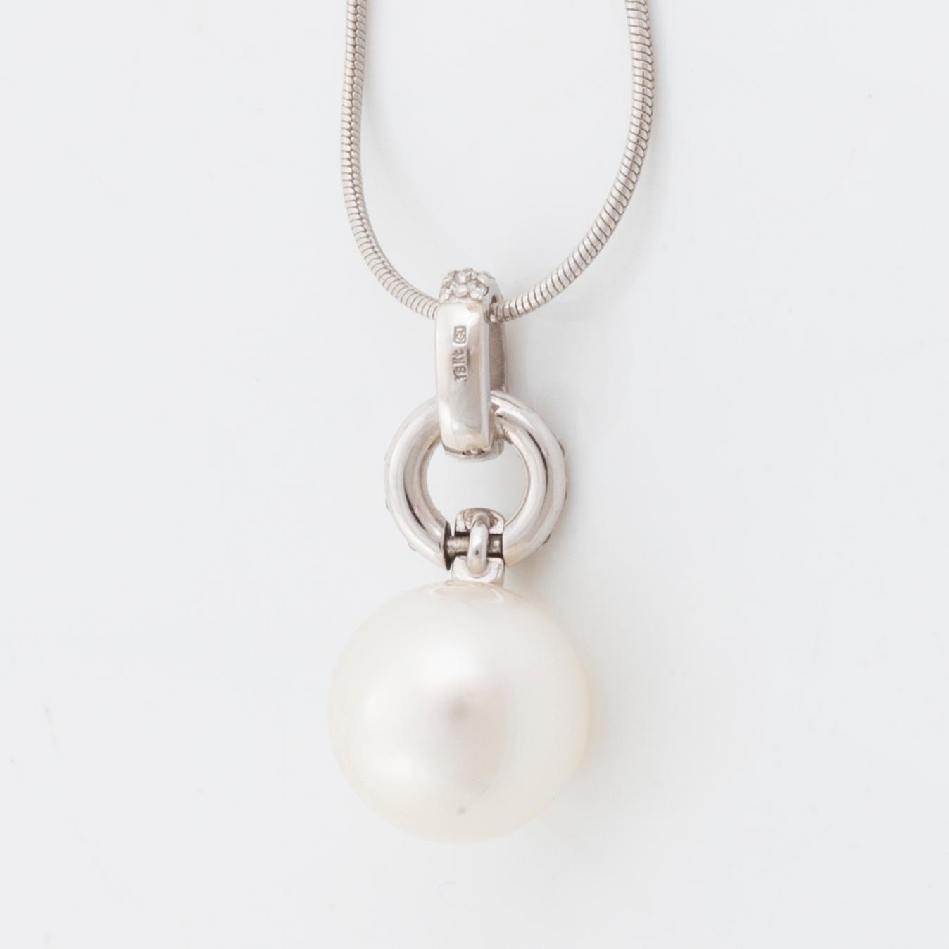 White gold, cultured pearl and brilliant cut diamond necklace, Golden Lady.