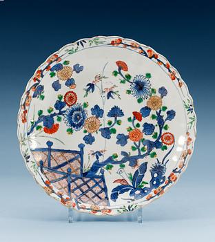 An imari verte dish, Qing dynasty, Kangxi (1662-1722).